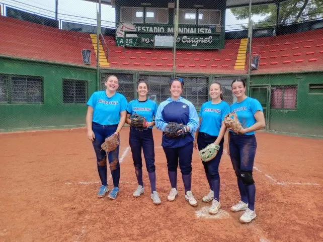 Sóftbol: pese a la lluvia, la selección femenina entrena