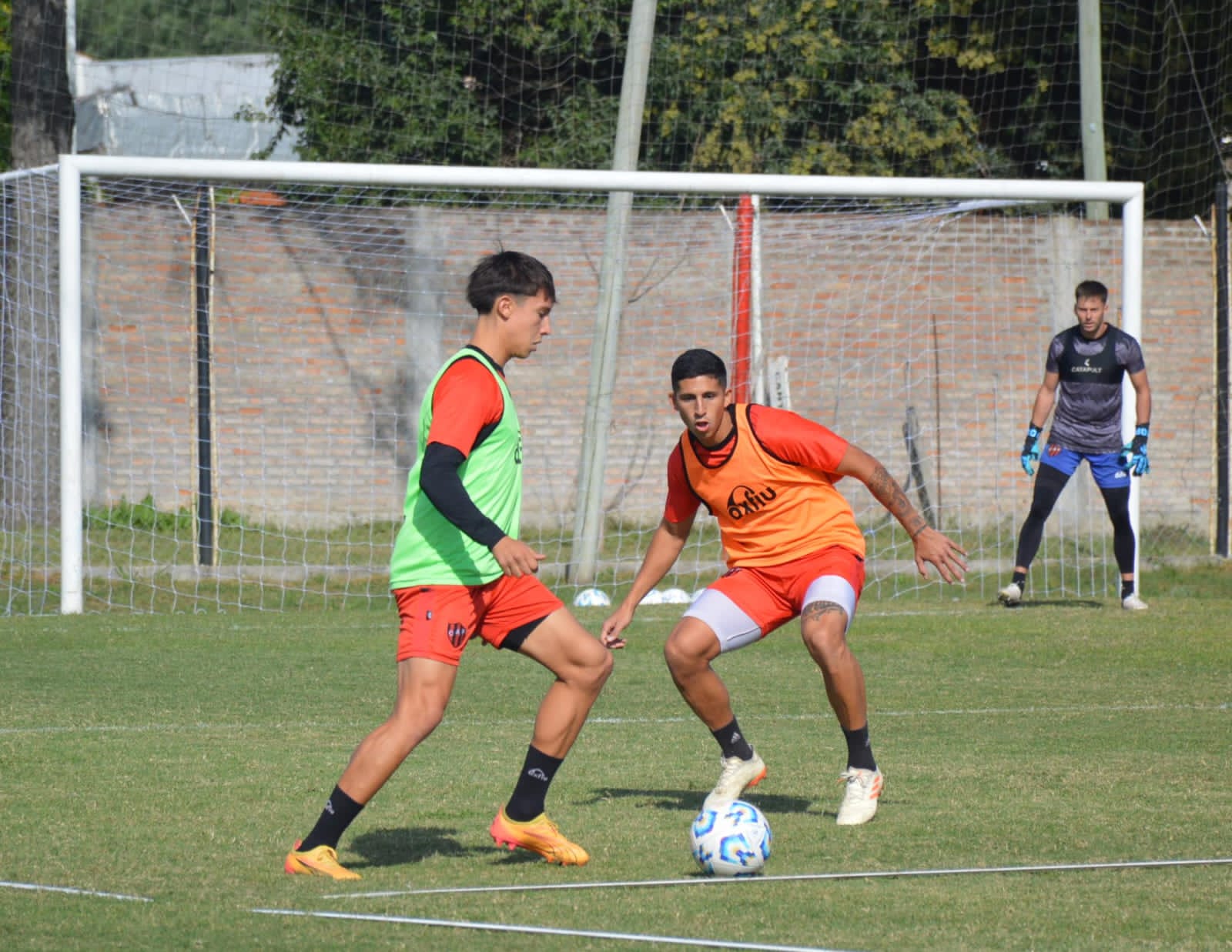 Practicó en rojinegro hoy.